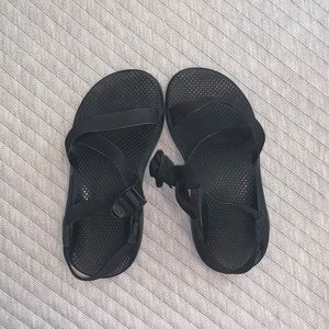 all black chaco z cloud sandals